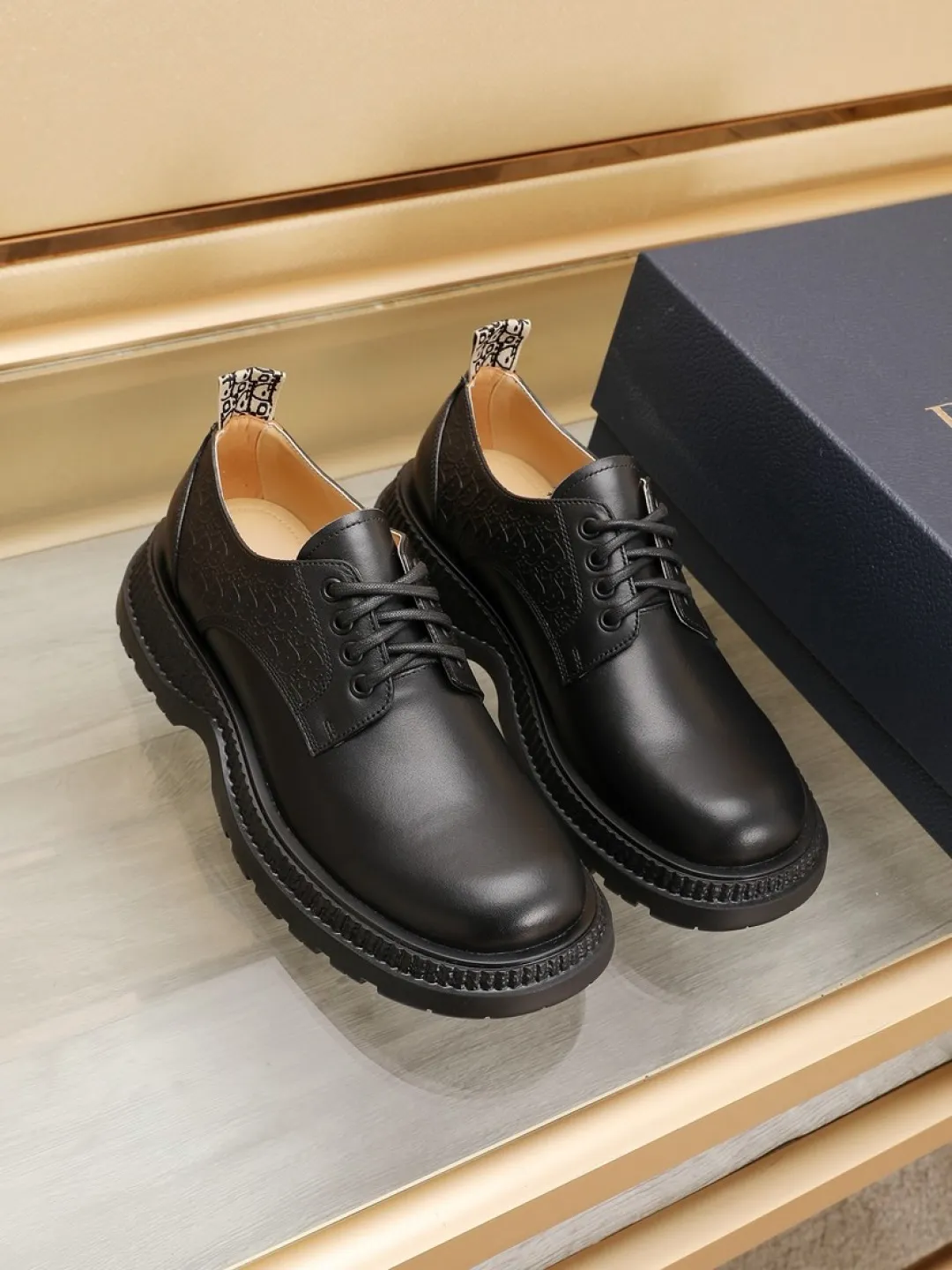 Factory P500💰Dior Buffalo's new low-top Derby casual leather shoes, a new product in the 2024 spring men's series, ideally combine unconventional characteristic elements with Dior's high-end aesthetic style. The original first-grain calfskin upper features side panels with a tonal debossed Oblique print, and the chunky rubber sole showcases a crepe-effect design. Styled with wide leather laces and Oblique-printed rear pull tabs, they add a modern touch to any look. Practical and stylish, it can be easily paired with a variety of casual looks. Size: 38-44 (45 customized)